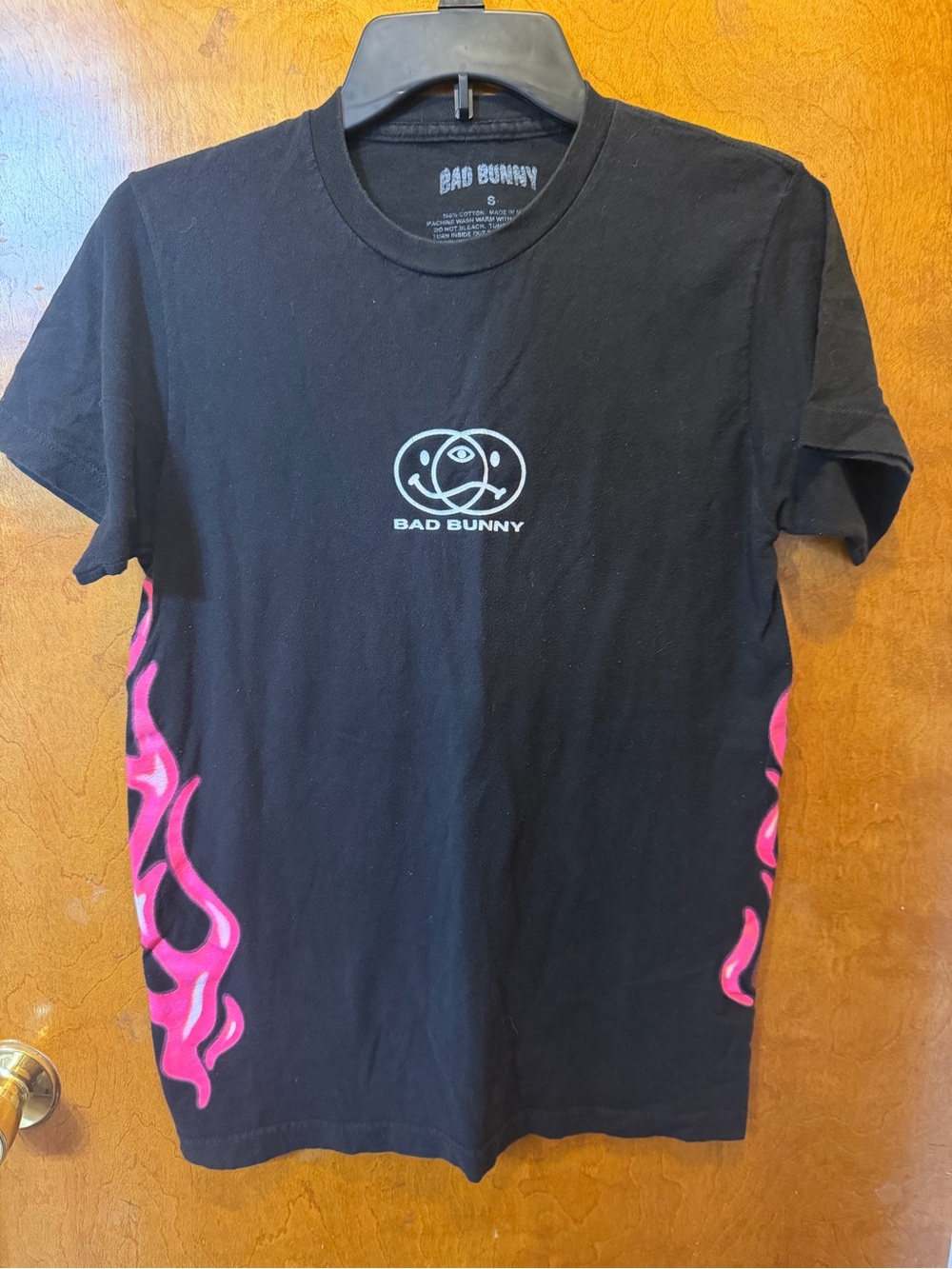Bad Bunny men’s black pink graphic logo short sleeve crew neck tshirt size S